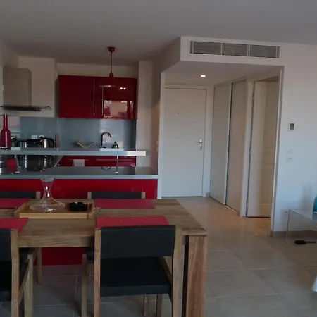 One Bedroom In Very Close To The Palais With A Private Balcony And Aircon 961 * Cannes