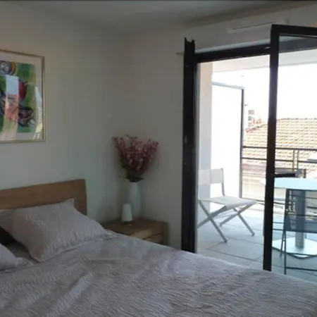 One Bedroom In Very Close To The Palais With A Private Balcony And Aircon 961 Apartment