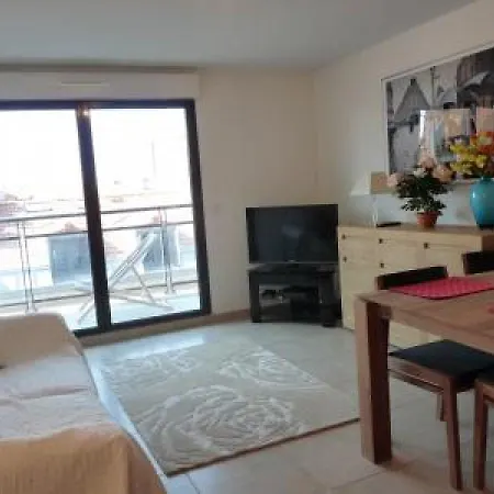 One Bedroom In Very Close To The Palais With A Private Balcony And Aircon 961 *