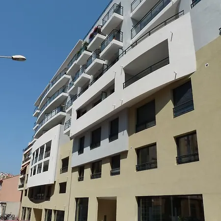 One Bedroom In Very Close To The Palais With A Private Balcony And Aircon 961 * Cannes