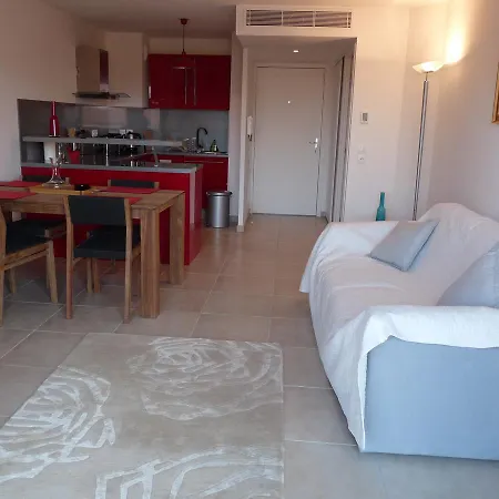 Apartment One Bedroom In Very Close To The Palais With A Private Balcony And Aircon 961
