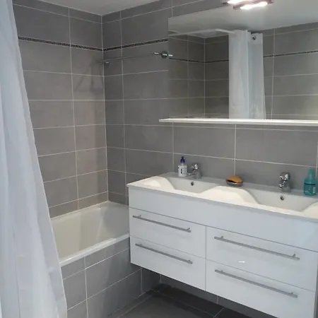 One Bedroom In Very Close To The Palais With A Private Balcony And Aircon 961 *