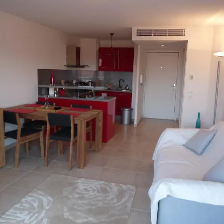 Apartment One Bedroom In Very Close To The Palais With A Private Balcony And Aircon 961