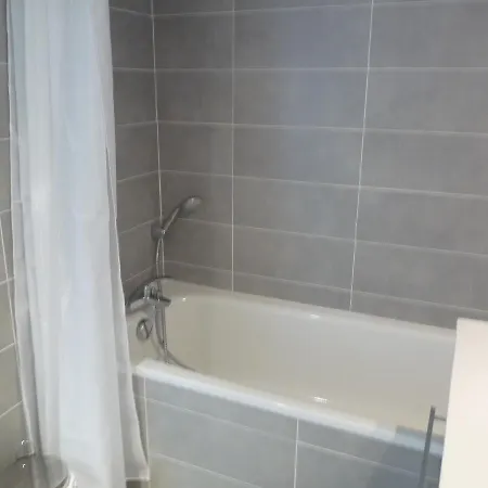 One Bedroom In Very Close To The Palais With A Private Balcony And Aircon 961 *