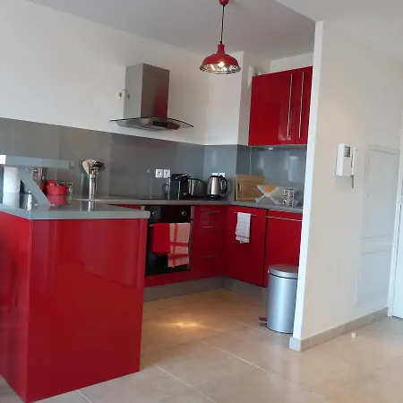 One Bedroom In Very Close To The Palais With A Private Balcony And Aircon 961 * Cannes
