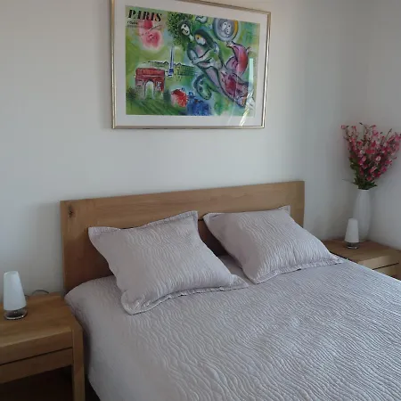 One Bedroom In Very Close To The Palais With A Private Balcony And Aircon 961