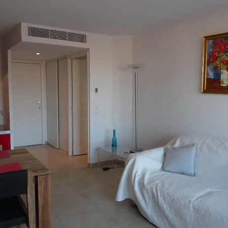 One Bedroom In Very Close To The Palais With A Private Balcony And Aircon 961 Apartment Cannes