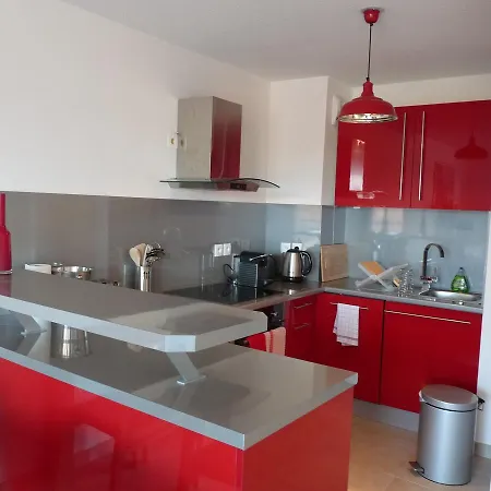 Apartment One Bedroom In Very Close To The Palais With A Private Balcony And Aircon 961